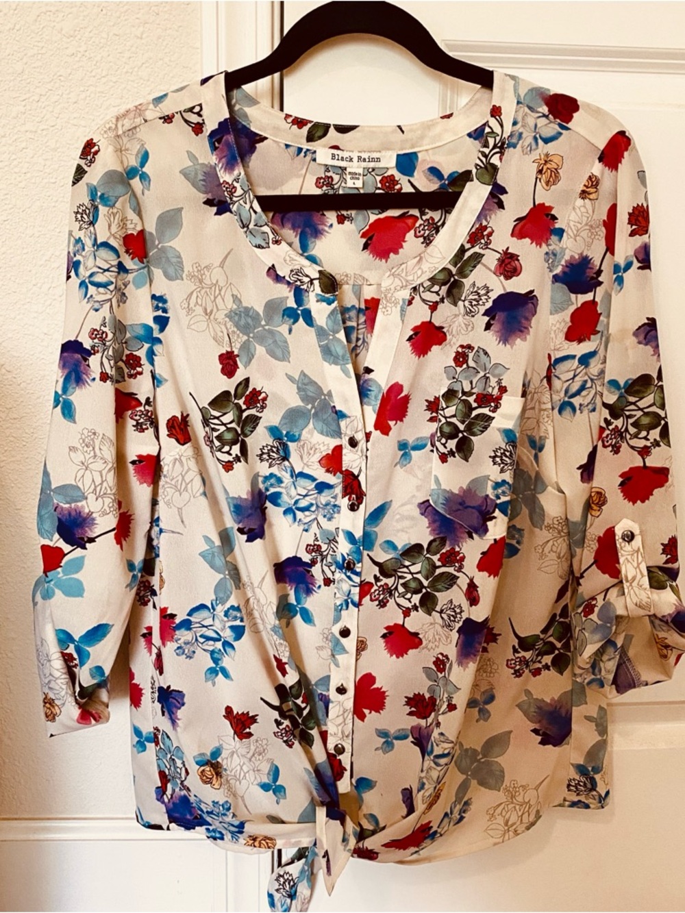 Black Rainn Cream Floral Tie-Hem Blouse with Red & Blue Flowers